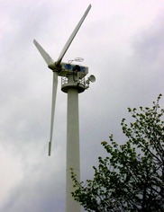 Větrná elektrárna Tacke Windtechnik VE 75-1 (výkon 75 kW) vyrobená licenčně firmou Vítkovice Mostárna Frýdek Místek, vystavená na tzv. Všeobecné Československé jubilejní výstavě v Praze roku 1991, a její instalace v Božím Daru. (Foto B. Koč)