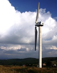 Jediná velká dvoulistá větrná elektrárna, postavená na území ČR u Nové Vsi v Horách (Krušné hory), výrobce Medit (Itálie). (Foto B. Koč)