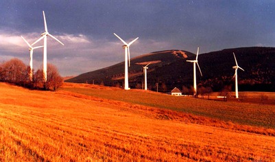 První větrná farma u Ostružné – celkem 6 větrných elektráren Vestas po 500 kW. (Foto B. Koč)
