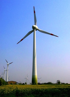 Větrná elektrárna Enercon E-112 s výkonem 4,5 MW (obec Egeln u Magdeburgu) a porovnání velikosti spodního železobetonového dílu věže s autobusem. (Foto B. Koč)