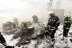 Obr. 5 Požár BD v Čelákovicích, 2007; d) dohašování požáru na střeše (P. Mikulka)
