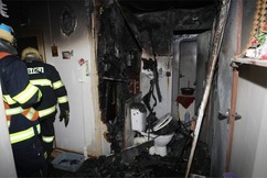 Obr. 6 Požár BD v Plzni, 2012; c) poničená koupelna a instalační šachta (P. Vogl, V. Leška, HZS Plzeňského kraje)