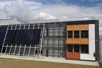 Obr. 4 Jižní testovací stěna na UCEEB, sloužící ověřování obvodových konstrukcí a solárních systémů (foto M. Žítníková)