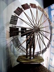 Obr. 17 Větrný mlýn v Ruprechtově s unikátní Halladayovou turbínou a detail turbíny na modelu větrného mlýna z parku miniatur Boheminium v Mariánských Lázních. Na modelu jsou patrné samostatně uložené sekce žaluzíí, naklápěné centrálně do optimální polohy (foto B. Koč)