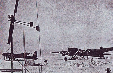 Obr. 04 Malá větrná elektrárna (na snímku vlevo) na základně Papaninců na driftující ledové kře (1937, foto archiv)