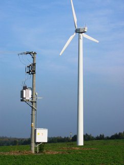Větrná elektrárna Fuhrläder FL 100 u Protivanova postavená koncem roku 2002 – skromný restart oboru po sedmileté pauze. (Foto B. Koč)