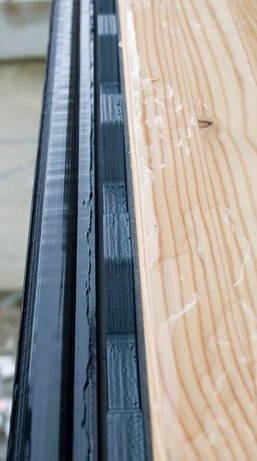 Pohled na dřevěnou konstrukci s velkoplošnou skleněnou fasádou