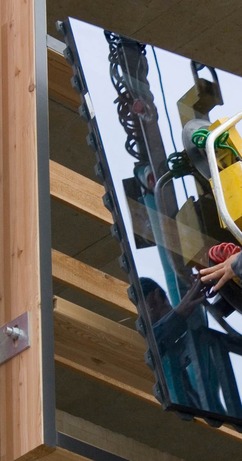 Na konstrukci z kvalitního dřeva se montuje fasádní sklo