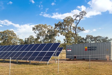 Fotovoltaické panely a bateriový kontejner (Foto: Photon Energy)