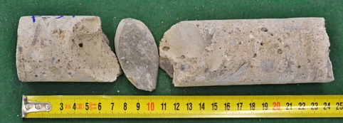 Obrázek 4.: Jádrový vývrt P-S1 o průměru 50 mm, při odběru se rozpadl vlivem velkého zrna kameniva a jeho nízké soudržnosti s tmelem