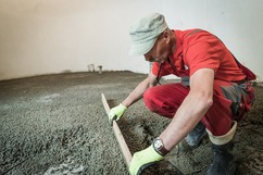 Vzniklý lehký beton upravíme do požadované výšky stahovací latí