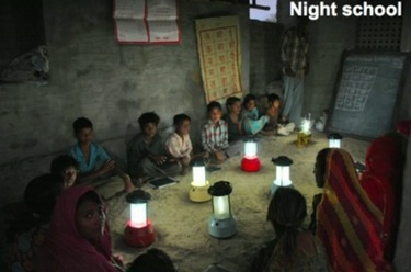 Obrázek 9: Noční škola za svitu solárních lamp | Zdroj: TED