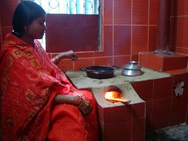 Obrázek 16: Vaření na domácích kamnech ICS | Zdroj: Socialbusinesspedia