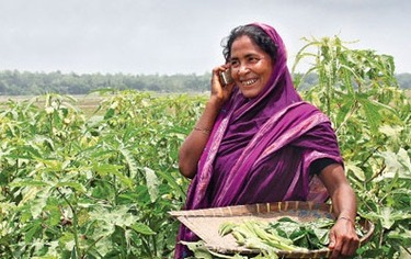 Obrázek 18: Žena na venkově s mobilem Grameenphone | Zdroj: Grameenphone