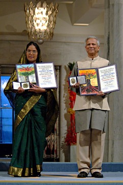 Obrázek 19: Prof. Yunus a Mosammat Taslima Begum přebírají Nobelovu cenu míru v roce 2006 za společenské přínosy Grameen Bank | Zdroj: Nobel Prize