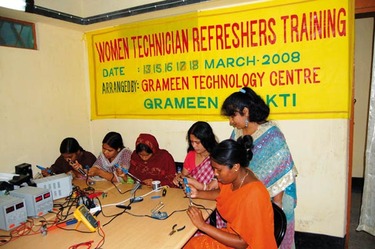 Obrázek 20: Solární inženýrky v Grameen Technology Centre | Zdroj: Sortirdunuclear