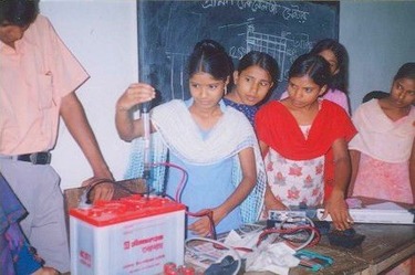 Obrázek 21: Výuka dětí ve vesnicích zaměřená na obnovitelné zdroje | Zdroj: Prezentace zakládajícího generálního ředitele Dipal C. Barua (2009)