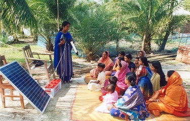 Obrázek 22: Ukázka zacházení se solárním domácím systémem během obecního shromáždění | Zdroj: Socialbusinesspedia