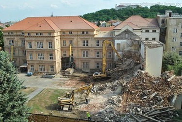 Obrázek 2: Demolice přístavby objektu a probíhající rekonstrukce původní budovy – původ posuzovaného souboru cihel (foto encyklopedie.brna.cz)