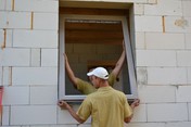 Vsazení okenního rámu do otvoru