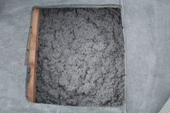 Otvor pro izolaci dvouplṻov stechy bytovho domu cestou foukan izolace.  Technologie zafoukvn umouje zateplit sten plṻ z exteriru.
