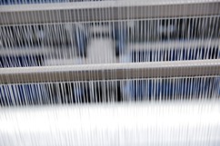 Detail osnovního válu tkalcovského stavu pro výrobu sklovláknité mřížové tkaniny