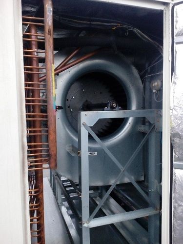 Obr.3 Ventilátor jednotky Trane před a po instalaci náhradního, energeticky úsporného řešení. - retrofit větracích jednotek ebm-papst