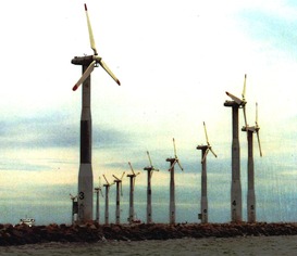 První krůček větrných elektráren na moře: větrné elektrárny Nordtank (80 kW) na kamenném molu u Ebeltoftu (Dánsko). Foto B. Koč