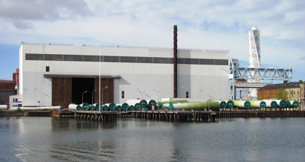 Bývalé loděnice v Malmö v současnosti slouží pro výrobu tubusů pro větrné elektrárny. Foto B. Koč