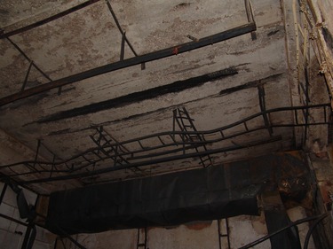 Obr. 3. (a) Pokozen strop v 1. NP v nejvce zasaen sti skladov budovy