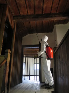 Obr. 9 Fotodokumentace průběhu preventivní chemické ochrany v interiéru budovy