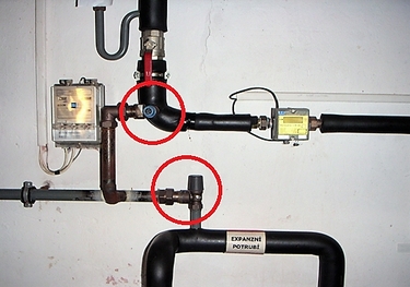 Obr. 2 Pojistn ventily. Oba ventily jsou v nesprvnm mst. Horn ventil byl instalovn dodaten.