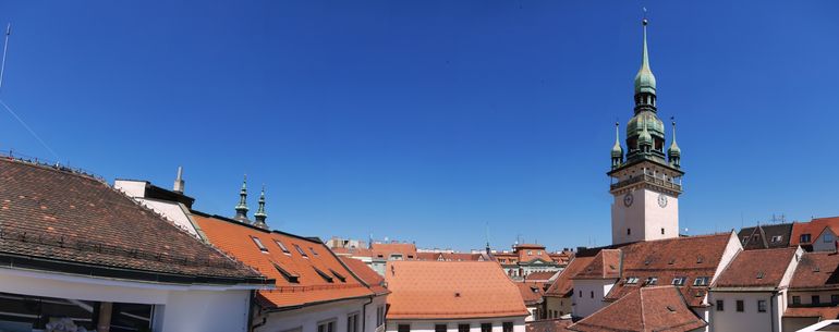 Nádherné panorama střech z terasy tržnice, kterému vévodí Stará radnice