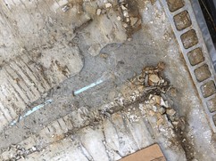 Původní beton nepravidelně dilatovaný extrudovaným polystyrenem, beton rozpraskaný v místě okapové hrany
