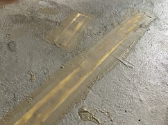 Úprava trhlinek v betonu pružnou páskou Weber.BE 14, tak aby se trhlinka nepřenesla do hydroizolační stěrky