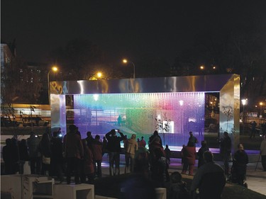 Skvěle vyřešený veřejný prostor před Janáčkovým divadlem se světelnou fontánou