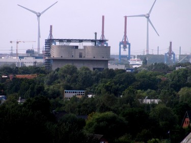 Začlenění větrných elektráren do městského panoramatu v Hamburku v ryze industriální zóně a na vyvýšené  ploše uzavřené skládky, asi 5 km od centra města.