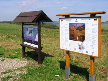 Informační panely u větrných elektráren na lokalitě Rusová v Krušných horách.