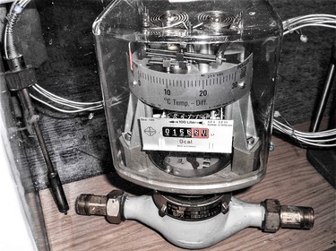 Představu o vzhledu dnes již nepoužívaných mechanických měřičů tepla si lze udělat na příkladu měřiče firmy Spanner - Polux, (Foto: archiv)