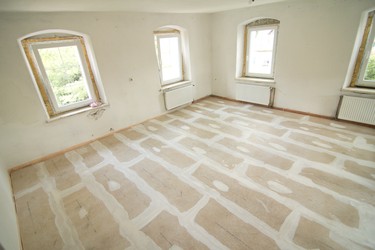Hotov such podlaha s vytmelenmi sprami pipraven pro finln nlapnou vrstvu