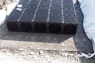 Vsakovací galerie s MEA X-Boxy rozložené na podkladní vrstvu s filtračním substrátem Biocalith MR pro dočištění srážkové vody od ropných látek