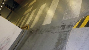 Obr. 6: Typick trhlina v nadbetonovan podlaze na pat rampy, jeden pklad dalho zdroje zatkn