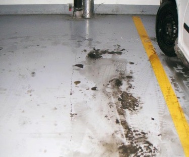 Obr. 1: Typick zimn stav podlahy – mezistropu hromadnch gar; loue na podlaze, prsaky trhlinami na podhledu