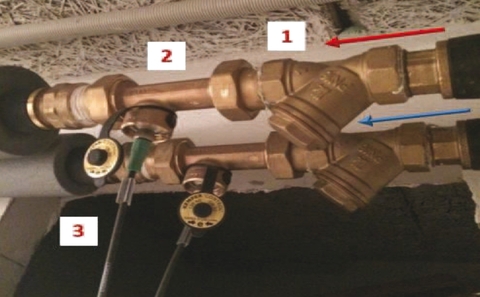 Obr. 1 Zostava meracieho systmu umiestnen v bytovom dome: 1 – filter, 2 – prietokomer, 3 – pripojenie meracieho zariadenia