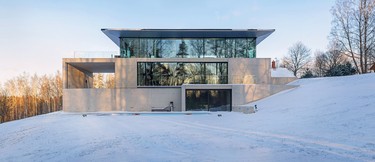 Architekti studia OUTOFBOX tomu kaj asketick design. Impozantn budova ze skla a betonu organicky zapad do terasovitho ternu.