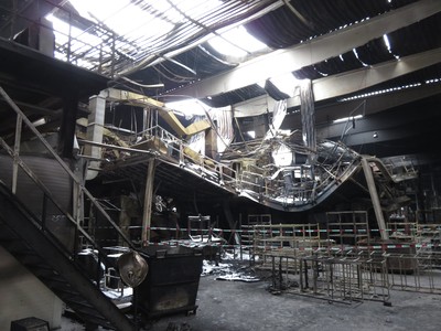 Obrázek 2 Průmyslová hala v areálu Havraň u Mostu po ničivém požáru. Lehká požárně odolná střecha musí zajistit dostatečný čas k evakuaci osob. Chybný návrh je nepřípustný.