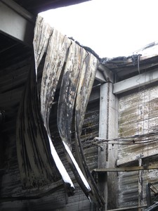 Obrázek  2Průmyslová hala v areálu Havraň u Mostu po ničivém požáru. Lehká požárně odolná střecha musí zajistit dostatečný čas k evakuaci osob. Chybný návrh je nepřípustný.