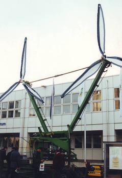 Dvourotorový prototyp malé větrné elektrárny MoWec: celkový pohled na elektrárnu v pracovní poloze.