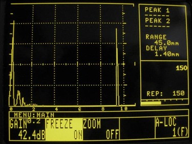 Obr. . 3a: Echogram spojovacho roubu . 1. Ultrazvukov pstroj SONIC 1200 HR, pm piezoelektrick sonda s frekvenc 10 MHz.