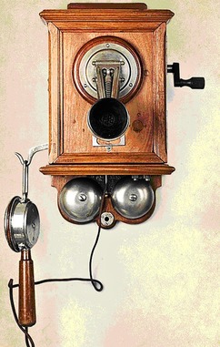 Obr. 3 Historický nástěnný telefonní přístroj